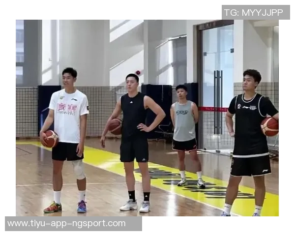 媒体人分享广东全运男篮探班照片赵睿身穿北京T恤与胡明轩崔永熙同框合影